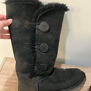 Ugg Black Bailey Button Triplet II Boots, size 8